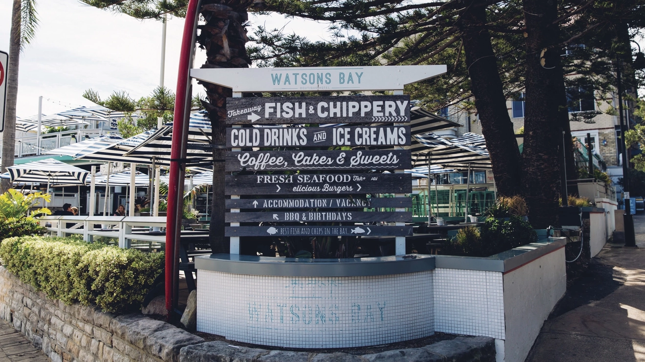 시드니 왓슨스 베이 부티크 호텔 앞에 놓인 테이크아웃 음식 안내 표지판. 이미지 제공: Destination NSW