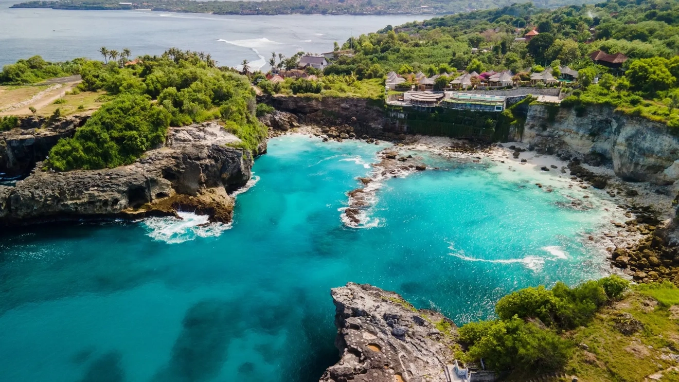 バリ島のヌサ・レンボンガンの崖の上からの眺め、ターコイズブルーの海の入り江。画像クレジット：stock.adobe.com