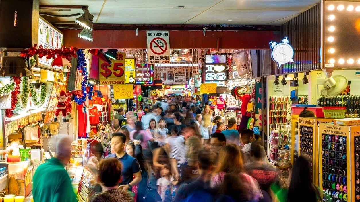 Crowded Bugis Street Market at night.
