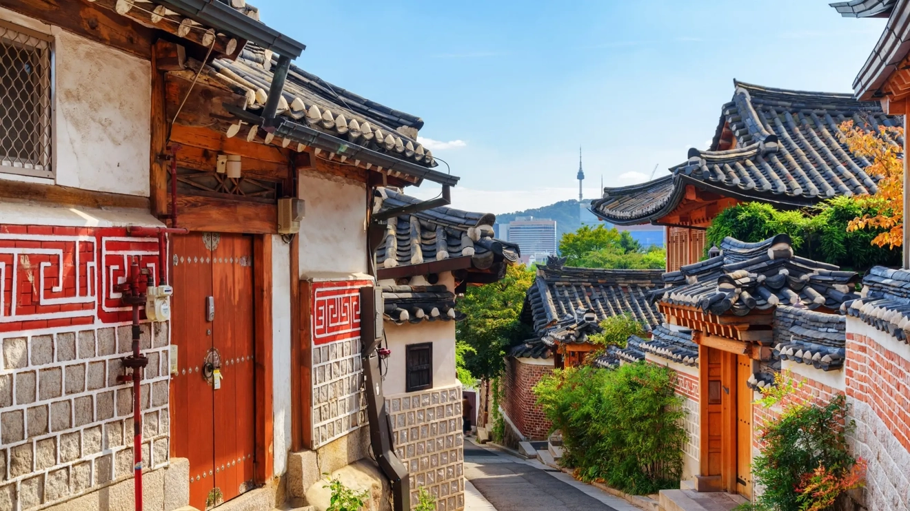 Lorong rumah tradisional Korea dengan Menara N Seoul di cakrawala. Kredit gambar: stock.adobe.com