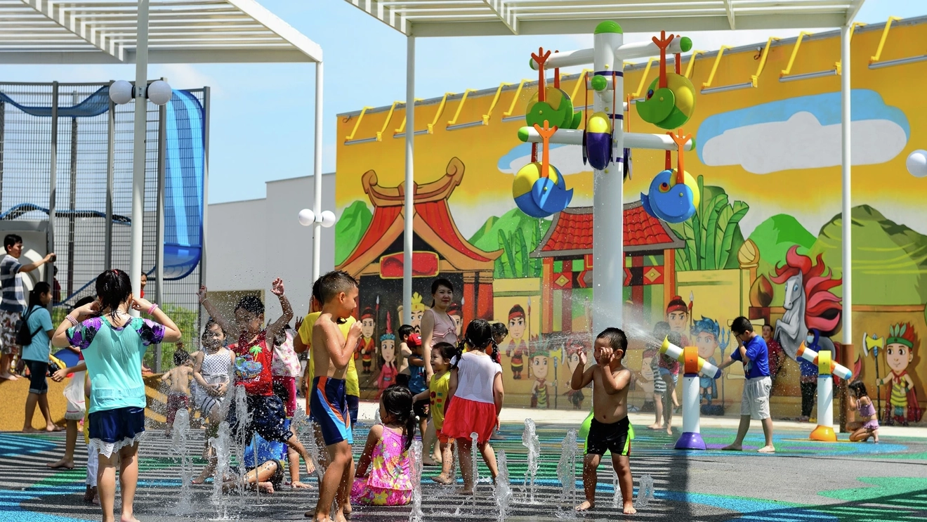 Kids playing in the water playground on the rooftop of SC Vivocity, Ho Chi Minh City. Image credit: SC Vivocity.