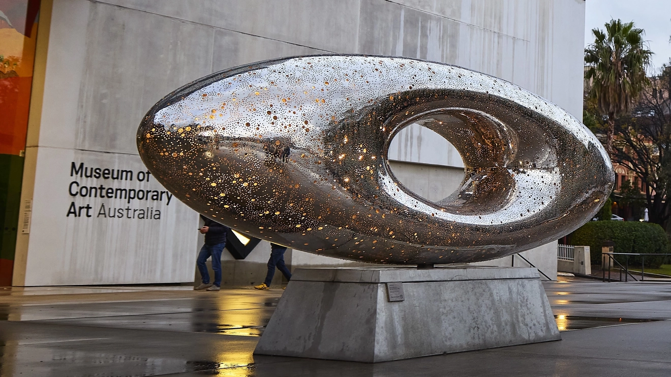 시드니 더 록스에 있는 시드니현대미술관 입구에 전시된 Lindy Lee의 조각 작품 ‘Moon in a Dew Drop’. 이미지 제공: Destination NSW