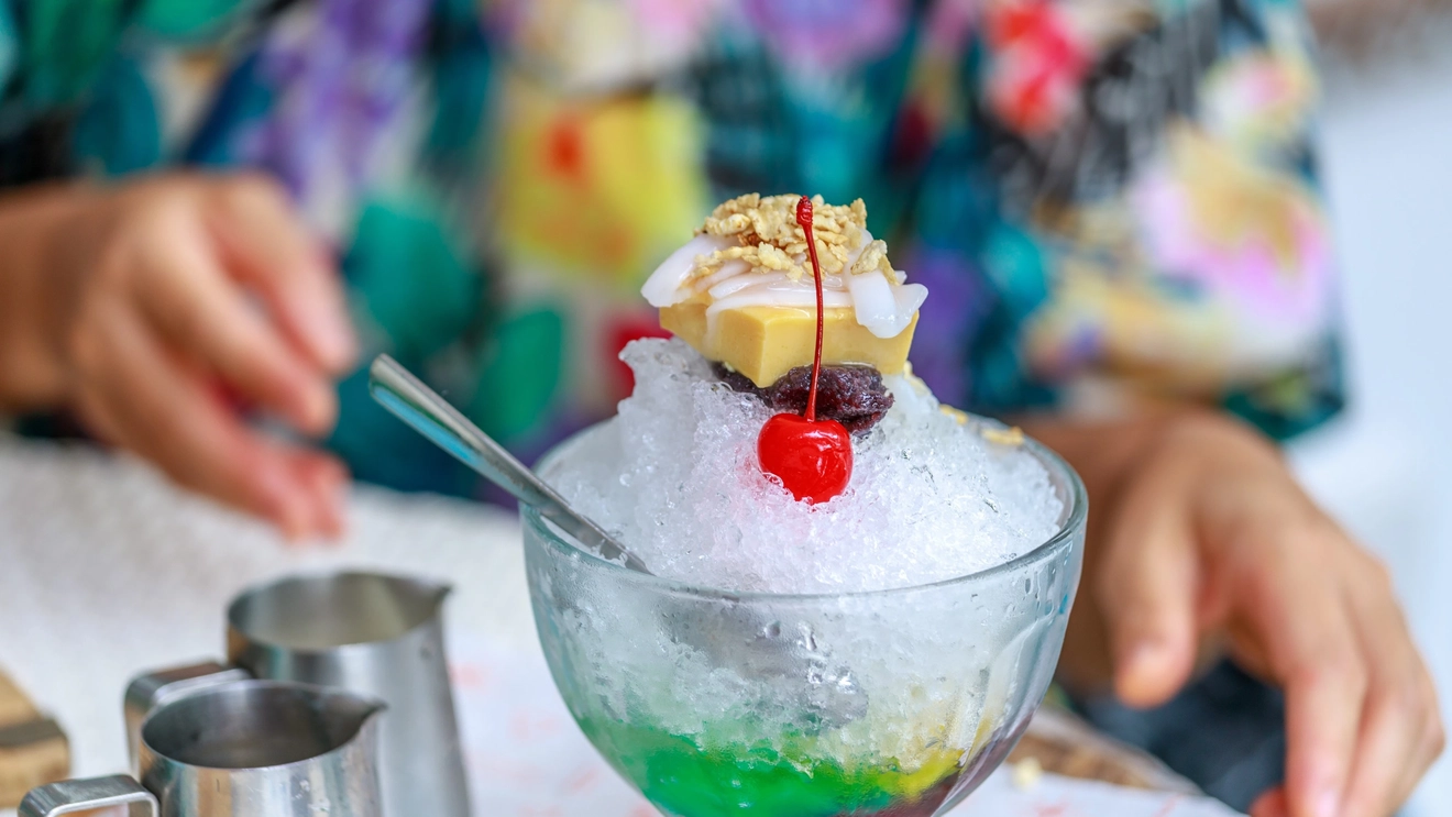 Close-up of glass dish containing traditional crushed-ice, fruit and yam dessert. Image credit: stock.adobe.com