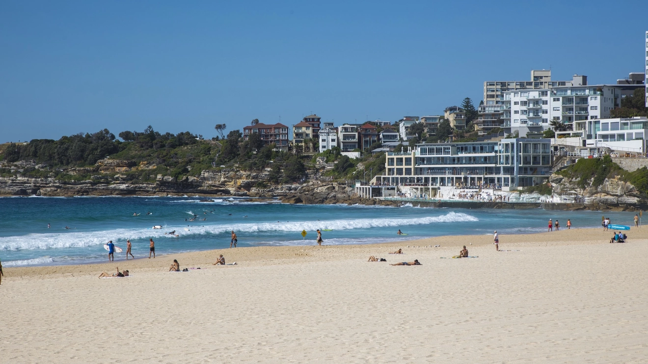 시드니 동부 교외에 있는 본다이 비치에서 여름날을 만끽하는 사람들. 이미지 제공: Destination NSW