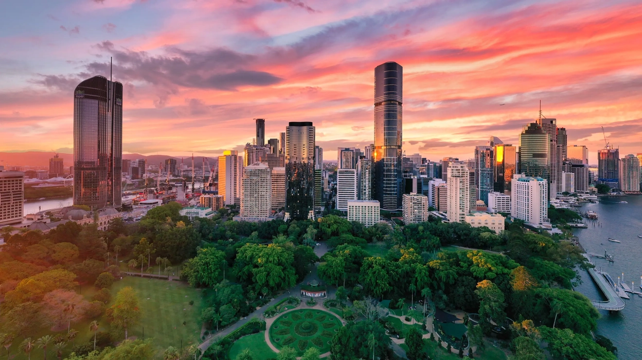 Vườn Bách thảo Úc, Sông Brisbane và đường chân trời khu vực CBD Brisbane nhìn từ trên cao lúc hoàng hôn. Hình ảnh của: Du lịch và Sự kiện Queensland