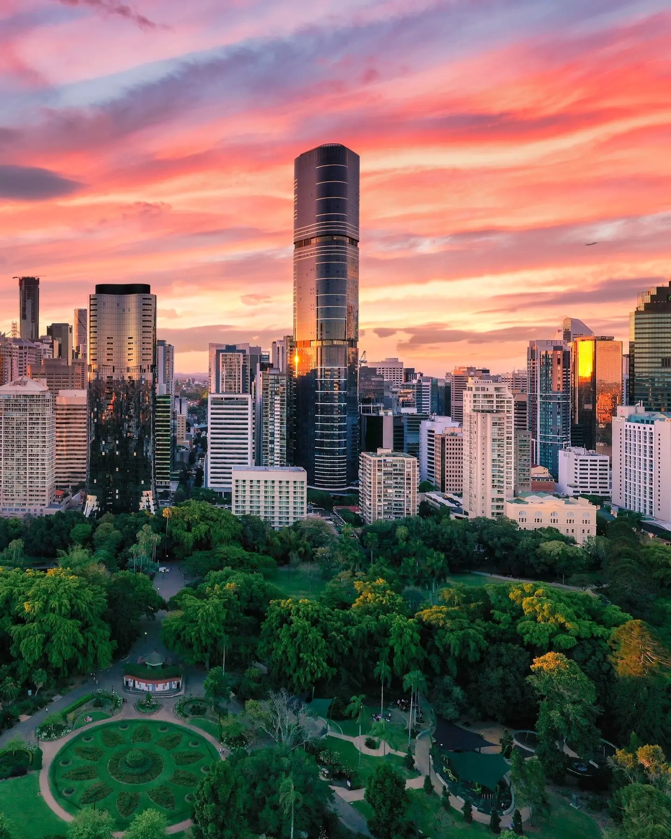 Pemandangan udara Botanic Gardens, Brisbane River, dan cakrawala Brisbane CBD saat matahari terbenam. Kredit foto: Tourism and Events Queensland