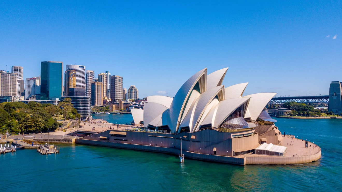 港に囲まれた晴れた日のシドニー・オペラハウス。画像クレジット：stock.adobe.com/ingusk