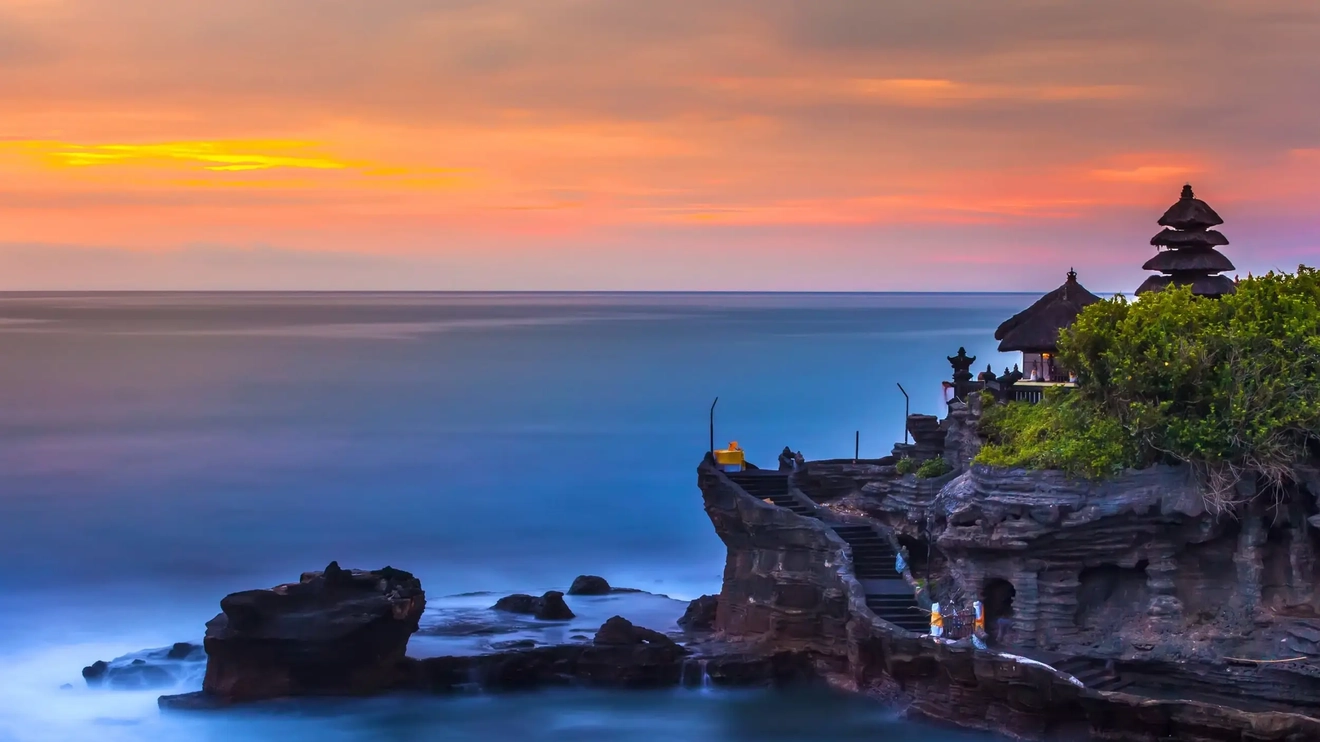 バリ島の夕暮れ時に海を見下ろす崖に建つ、絵のように美しいタナロット寺院。画像クレジット：stock.adobe.com