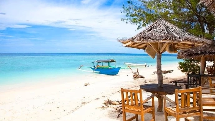A small Nipa hut at a shoreline of a beach in Gili.